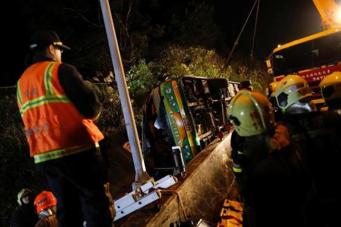 Nhân viên cứu hộ tập trung tại hiện trường vụ tai nạn. Ảnh: Reuters.