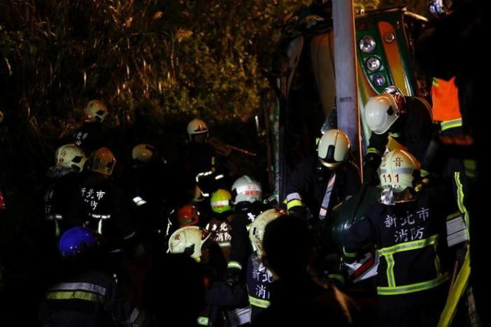 Nhân viên cứu hộ tìm kiếm những người sống sót. Ảnh: Reuters.