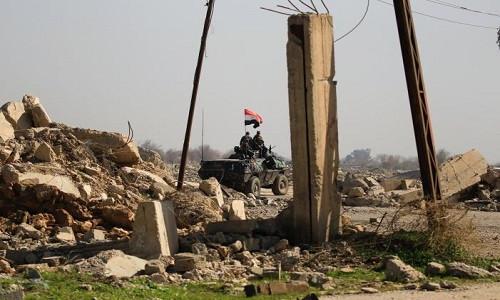 “Lực lượng phản ứng nhanh và cảnh sát liên bang Iraq đã giành lại quyền kiểm soát hoàn toàn sân bay Mosul”, truyền thông đưa tin. Ảnh: Lực lượng an ninh Iraq đi qua một tòa nhà bị hư hại ở sân bay Mosul sau khi đánh bật các phần tử khủng bố IS ngày 23/2.