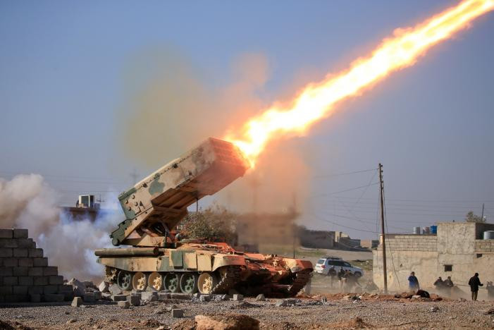 Quân đội Iraq nã rocket về phía IS gần căn cứ quân sự Ghozlani ngày 23/2.
