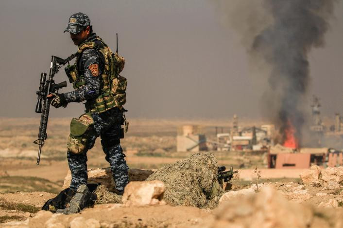 Reuters đưa tin, cảnh sát liên bang Iraq và lực lượng phản ứng nhanh đã mở cuộc tấn công quy mô lớn vào sây bay Mosul ngày 23/2.