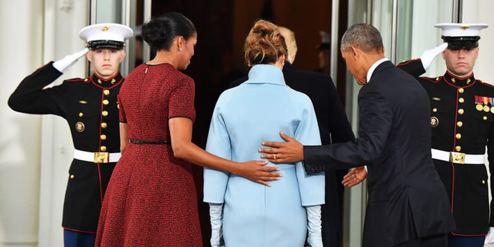 Tân Tổng thống Mỹ Donald Trump tiếp tục "bỏ rơi" Đệ nhất phu nhân Melania. Trong ảnh, vợ chồng cựu Tổng thống Obama mời bà Melania vào Nhà Trắng.