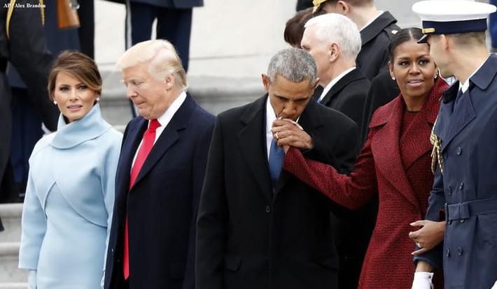 Tại buổi lễ nhậm chức ở Điện Capitol, trong khi vợ chồng ông Obama rất tình cảm thì Tổng thống Trump và vợ, bà Melania, lại có vẻ giống như hai người xa lạ.