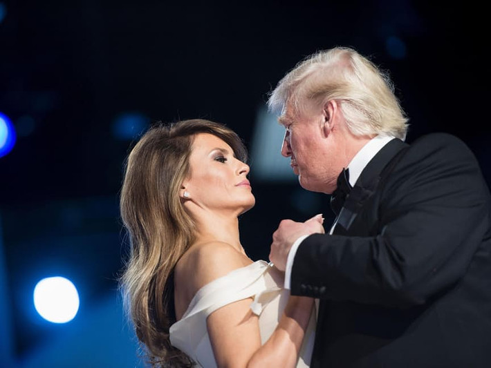 Tại buổi tiệc mừng nhậm chức, vợ chồng tân Tổng thống Mỹ Donald Trump cùng nhau khiêu vũ. Tuy nhiên, những biểu hiện ngôn ngữ cơ thể của bà Melania cho thấy tân Đệ nhất phu nhân Mỹ dường như không cảm thấy thoải mái.