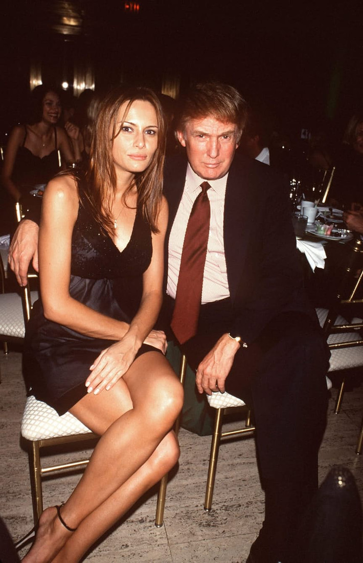Ông Trump và bà Melania tại một câu lạc bộ ở thành phố New York hồi năm 1999 trong thời gian hẹn hò. Bà Melania không tỏ ra tình cảm với ông Trump trước ống kính.