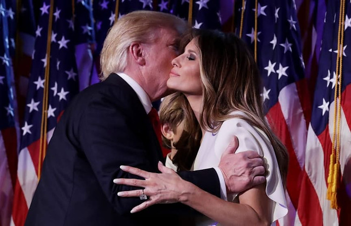 Bức ảnh được chụp chỉ vài giờ sau khi kết quả bỏ phiếu cho thấy ông Trump giành chiến thắng trong cuộc bầu cử Mỹ. Theo chuyên gia Patti Wood, ngôn ngữ cơ thể của bà Melania thể hiện sự xa cách với ông Trump. (Nguồn ảnh: The Richest)