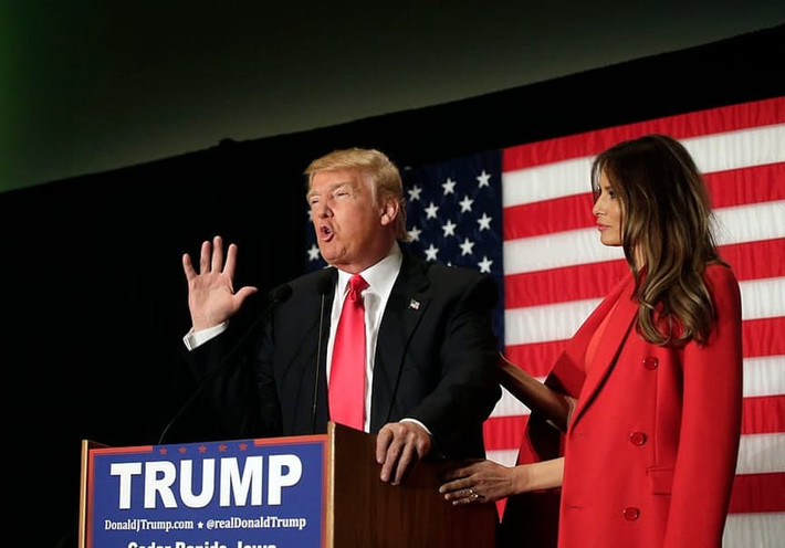 Theo chuyên gia ngôn ngữ cơ thể Patti Wood, trong bức ảnh này, các ngón tay của bà Melania duỗi thẳng dường như cho thấy bà không thoải mái hoặc cũng có thể đang muốn ông Trump dừng cuộc nói chuyện.