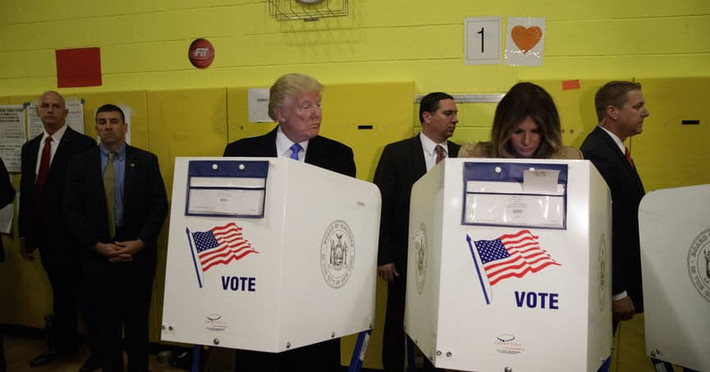 Ông Trump dường như "nhìn trộm" xem vợ có bỏ phiếu cho mình hay không trong cuộc bầu cử Mỹ hồi tháng 11/2016.