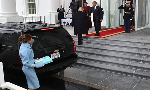 Trước khi tới Điện Capitol tuyên thệ nhậm chức ngày 20/1, Tổng thống Donald Trump cùng vợ, Đệ nhất phu nhân Mỹ Melania, đã tới Nhà Trắng để gặp người tiền nhiệm Barack Obama. Khi xuống xe, Tổng thống Trump đã bước tới trước chào vợ chồng ông Obama và "bỏ rơi" bà Melania phía sau.