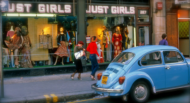 Người dân đi qua cửa hàng quần áo ở London hồi thập niên 1970.