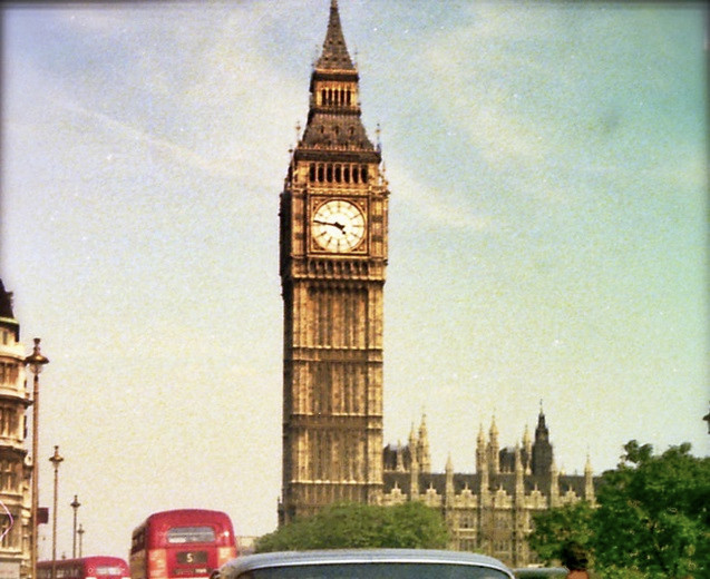 Tháp đồng hồ Big Ben nổi tiếng ở thủ đô của nước Anh trong bức ảnh chụp cách đây hàng chục năm.