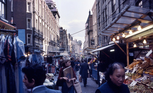 Những gian hàng tấp nập người mua kẻ bán ở London hồi những năm 1970.