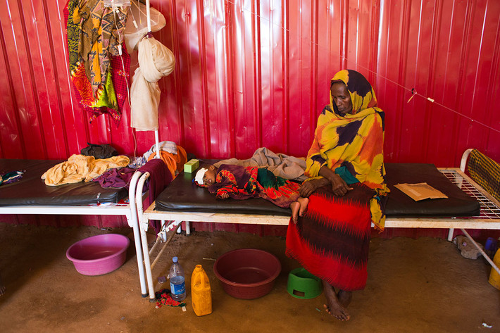 Tình trạng hạn hán kéo dài đã khiến cuộc sống của người dân Somalia lâm vào tình cảnh đói ăn và thiếu nước uống. Ảnh: Amina Ibrahim đang chăm sóc cho cháu gái 4 tuổi, Safia. Gia đình đã đưa Safia từ làng Masuubiye tới bệnh viện vì bé mắc bệnh sau khi uống nước giếng trong làng.