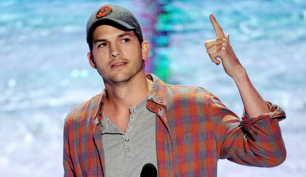 Tại lễ trao giải SAG, sao Hollywood Ashton Kutcher từng phản đối chính sách nhập cư của Tổng thống Donald Trump. Nam diễn viên đã nói rằng: “Chào đón tất cả mọi người đang xem chương trình tại nhà và những ai đang ở lại sân bay nhưng thuộc về nước Mỹ của tôi. Chúng tôi yêu quý bạn và chúng tôi chào đón các bạn”.