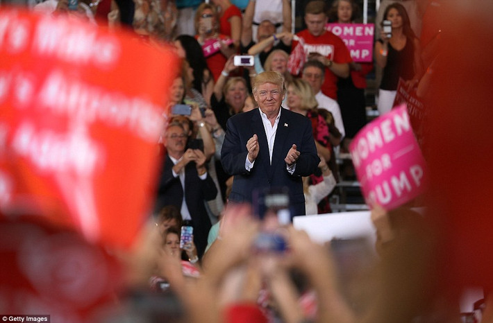 Tân Tổng thống Mỹ Donald Trump đã có bài phát biểu trước đám đông hàng nghìn người trong nhà chứa máy bay AeroMod.