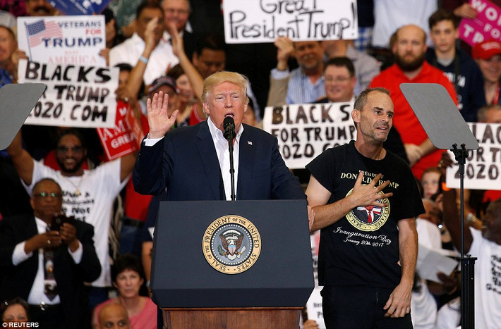 Trước hàng nghìn người ủng hộ, Tổng thống Trump nói về việc sẽ tạo ra nhiều việc làm cho người dân Mỹ cũng như tăng cường an ninh quốc gia.