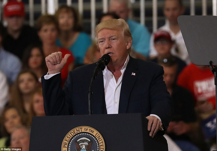 Tại đây, Tổng thống Donald Trump tiếp tục công kích giới truyền thông Mỹ và cho rằng thông tin mà họ đưa ra là "giả mạo".