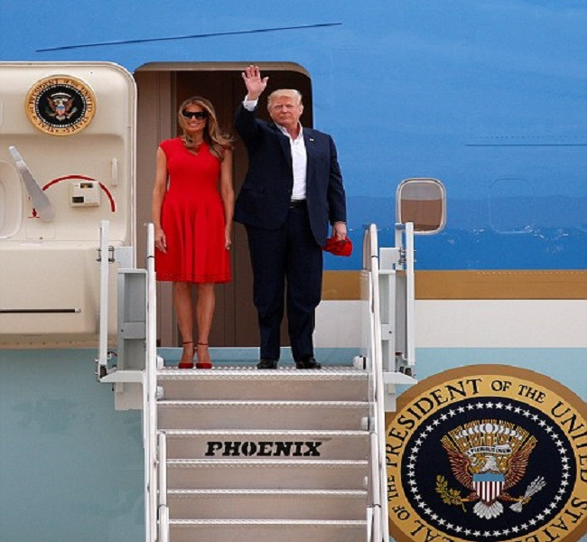 Daily Mail đưa tin, ngày 18/2, Tổng thống Donald Trump và Đệ nhất phu nhân Melania Trump đã có mặt tại Sân bay quốc tế Orlando Melbourne trong một cuộc “vận động tranh cử”.