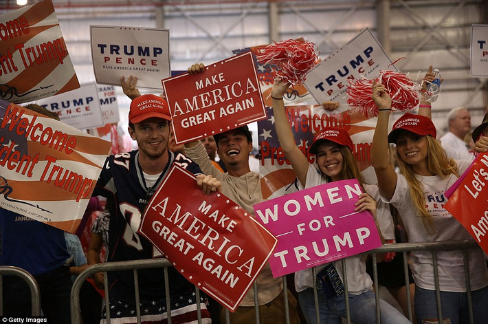 Những người ủng hộ ông Trump phấn khích tại sân bay quốc tế Orlando Melbourne.
