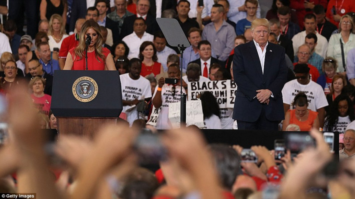 Đệ nhất phu nhân Mỹ Melania giới thiệu chồng, Tổng thống Trump, lên sân khấu phát biểu.