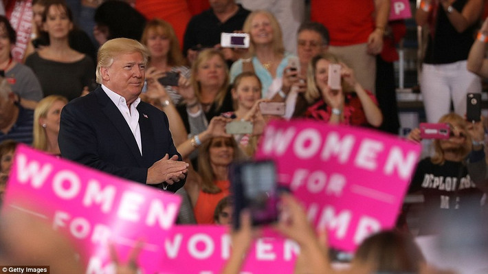 Nhiều người lấy điện thoại chụp ảnh Tổng thống Donald Trump trong lúc ông phát biểu tại nhà chứa máy bay AeroMod hôm 18/2. (Nguồn ảnh: Daily Mail)