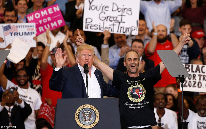 Sự kiện gợi nhớ tới cuộc vận động tranh cử của ông Donald Trump hồi năm 2016.