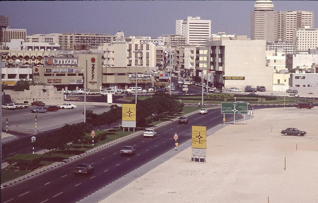 Quang cảnh đường phố Dubai với những tòa nhà cao tầng nhìn từ xa.