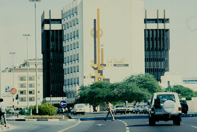 Khá nhiều ô tô lưu thông trên đường phố. Hiện nay, Dubai là một trong những thành phố đắt đỏ nhất trên thế giới.