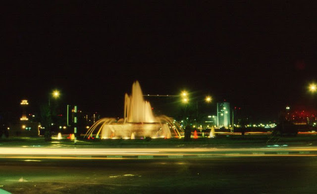 Một đài phun nước giữa khung cảnh lung linh về đêm ở Dubai.