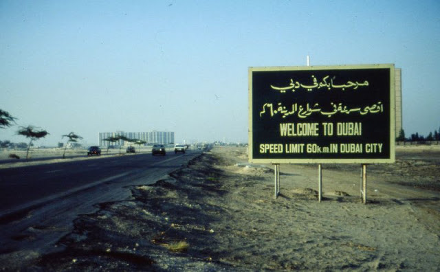 Tấm biển “Chào mừng đến thành phố Dubai”.