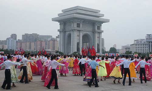 Khiêu vũ tập thể ở Khải Hoàn Môn, Bình Nhưỡng.