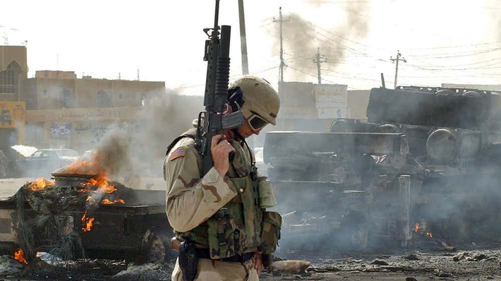 Thành phố Fallujah được coi là một thành trì của lực lượng nổi dậy khi đó. Vào tháng 11/2004, hơn 15 nghìn lính Mỹ và Anh đã được đổ vào Iraq nhằm đánh chiếm thành phố này. Fallujah là nơi xảy ra những cuộc giao tranh ác liệt nhất trong Chiến tranh Iraq.