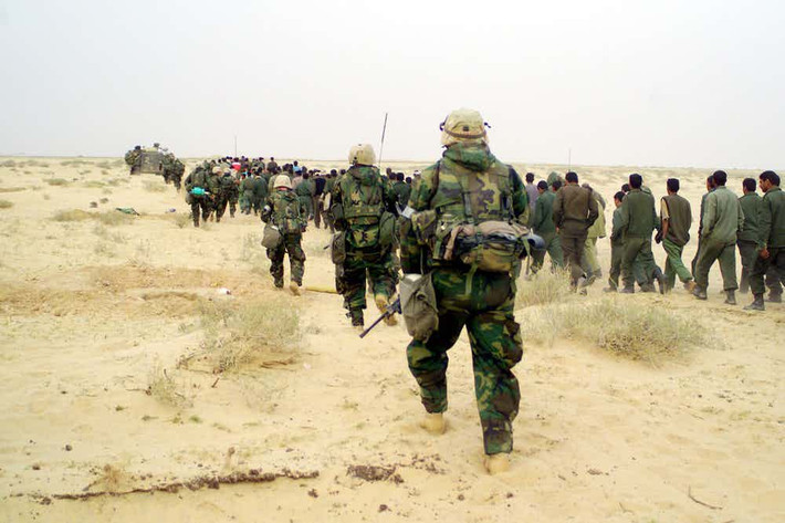 Trong ảnh, binh sĩ Iraq đầu hàng bị lính Thủy quân lục chiến Mỹ áp giải.