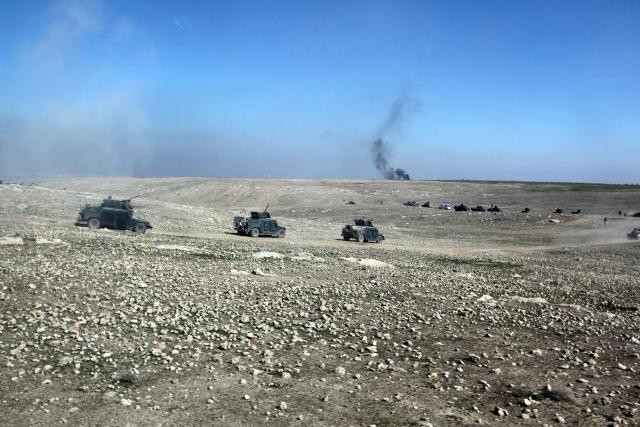 Xe chiến đấu của lực lượng phản ứng nhanh Iraq tiến sâu vào thành phố Mosul.