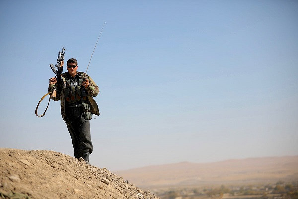 Phiến quân Taliban đã đánh chiếm nhiều vùng đất rộng lớn ở Afghanistan. Các lực lượng Afghanistan đang cố gắng bảo vệ thành phố Lashkar Gah, nơi được coi là cửa ngõ dẫn vào các khu vực còn lại ở quốc gia Châu Á này. Ảnh: Một cảnh sát Afghanistan tuần tra ở vùng ngoại ô thành phố Lashkar Gah.
