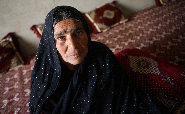 Ferozah, 54 tuổi, là một người tị nạn đang sống tại Lashkar Gah. Ferozah là một trong hàng nghìn người muốn xin tị nạn tại thủ phủ của tỉnh Helmand.