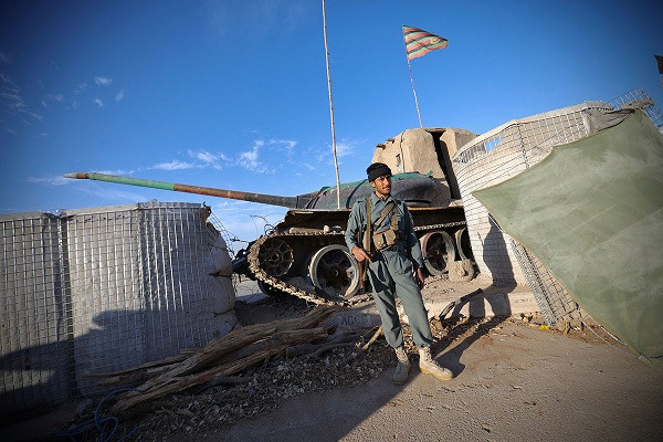 Một cảnh sát Afghanistan đứng gác tại một chốt kiểm soát gần thành phố Lashkar Gah.