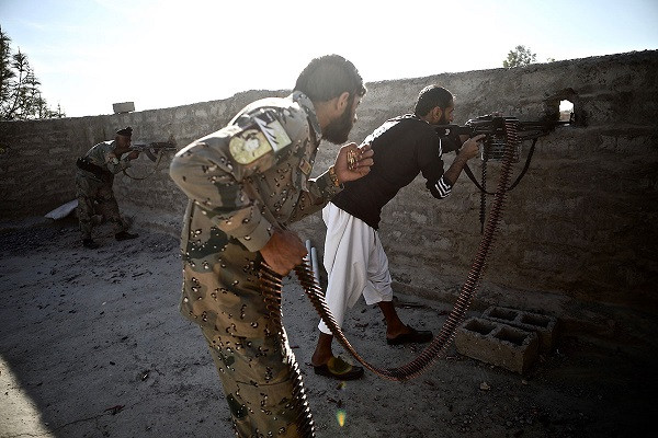 Cảnh sát Afghanistan ngắm bắn các tay súng Taliban.