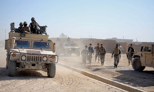 Lực lượng Afghanistan trên chiến tuyến chống phiến quân Taliban ở vùng ngoại ô Lashkar Gah.