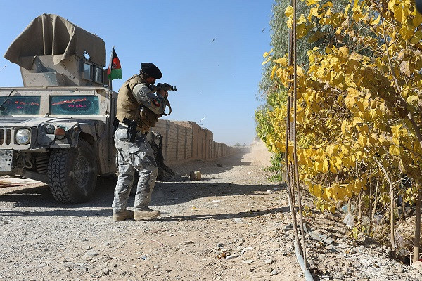 Hình ảnh lực lượng Afghanistan giao tranh với các phần tử nổi dậy Taliban trên chiến tuyến ở vùng ngoại ô Lashkar Gah.