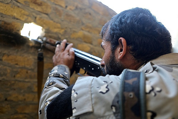 Lính biên phòng Afghanistan ngắm bắn các tay súng bắn tỉa Taliban đang ẩn nấp trong các tòa nhà xung quanh thành phố Lashkar Gah.