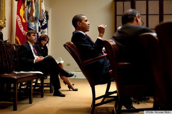 Tổng thống Obama đẩy ghế ngả về phía sau trong cuộc họp, một hành động rất khó bắt gặp ở những chính trị gia khác. Ảnh: White House.
