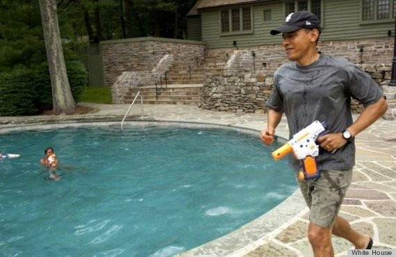 Tổng thống Obama tham gia trò chơi đọ súng nước với con gái Sasha trong lễ kỷ niệm sinh nhật lần thứ 10 của cô bé tại Trại David ở bang Maryland. Ảnh: White House.