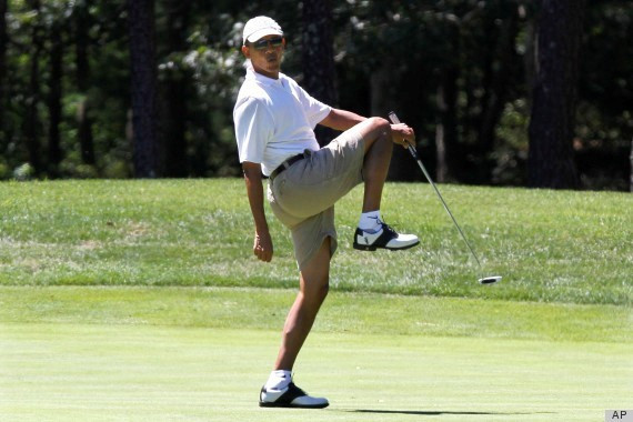 Nét mặt biểu cảm của Tổng thống Mỹ Barack Obama sau cú đánh golf. Ảnh: AP.
