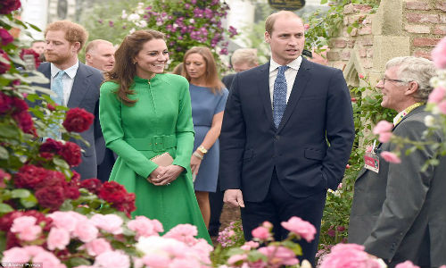 Nữ công nương xứ Cambridge luôn nở nụ cười rạng rỡ khi trò chuyện với mọi người.