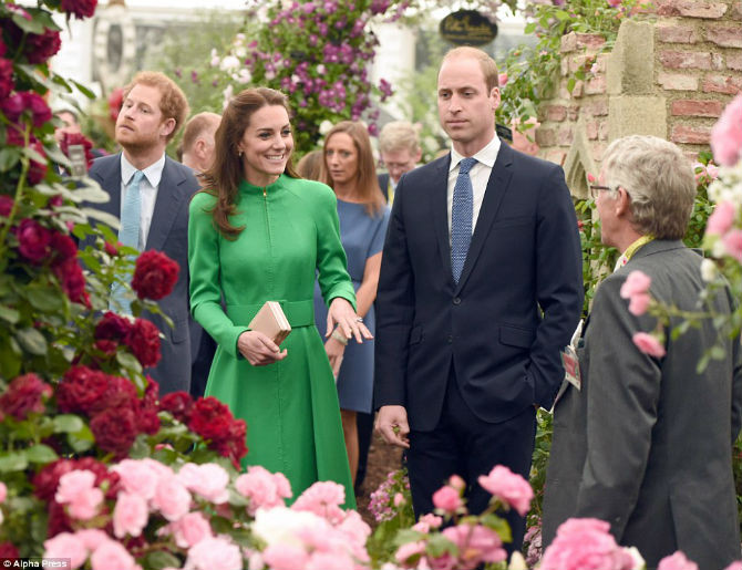Một lý do thú vị khiến vợ chồng Hoàng tử William dự triển lãm hoa Chelsea năm nay là để ngắm những bông hoa cúc màu hồng và xanh được đặt tên theo tên của tiểu Công chúa Charlotte, con gái của họ.