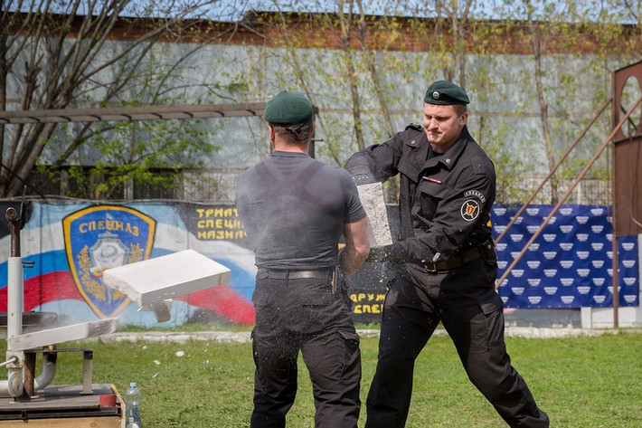 Viên gạch vỡ tung khi bị đập vào cánh tay lực lưỡng của lính Spetsnaz.