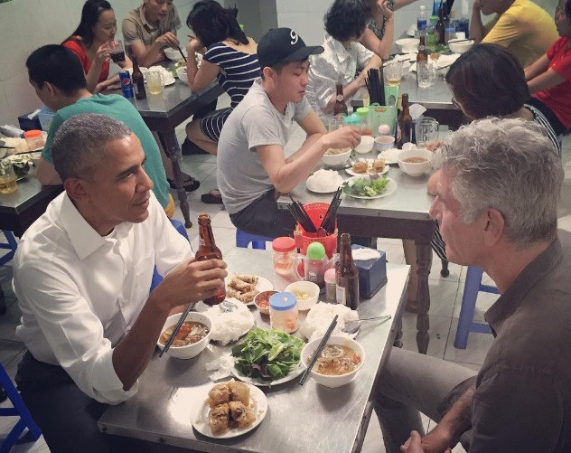 CNN cũng đăng tải bức ảnh chụp Tổng thống Obama ngồi ăn bún chả, uống bia Hà Nội cùng đầu bếp Anthony Bourdain tại quán bún chả Hương Liên trên đường Lê Văn Hưu, Hà Nội, tối 23/5. Ảnh CNN, Instagram.