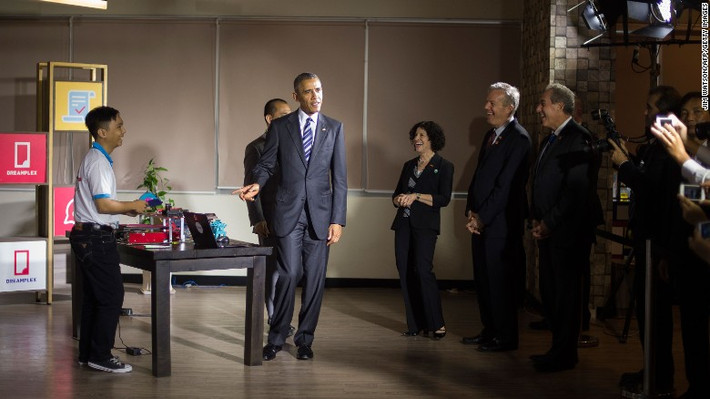 Tại TP.HCM, Tổng thống Obama cũng đã có buổi giao lưu với những doanh nghiệp trẻ đại diện cho giới doanh nghiệp khởi nghiệp Việt Nam tại trụ sở Công ty Dreamplex. Trước khi bước vào khán phòng giao lưu, ông chủ Nhà Trắng thăm quan sản phẩm sáng tạo của người Việt trẻ. Ảnh CNN.