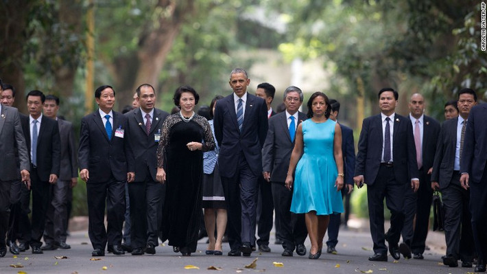 Sau khi dự lễ đón chính thức tại Phủ Chủ tịch, Tổng thống Mỹ Barack Obama cùng Chủ tịch Quốc hội Nguyễn Thị Kim Ngân thăm khu Nhà sàn Chủ tịch Hồ Chí Minh. Ảnh CNN.